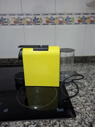 Cafetera Nespresso Delonghi Essenza mini.