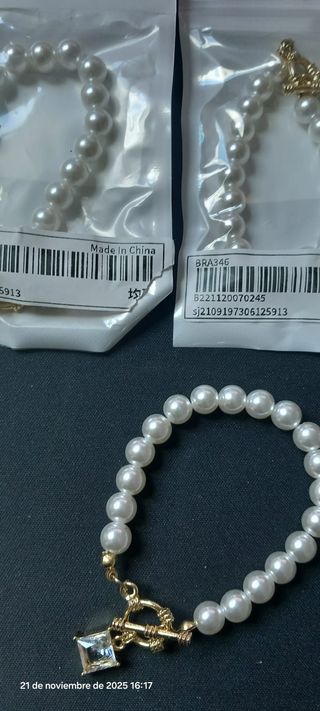 Pulsera de perlas con cierre dorado