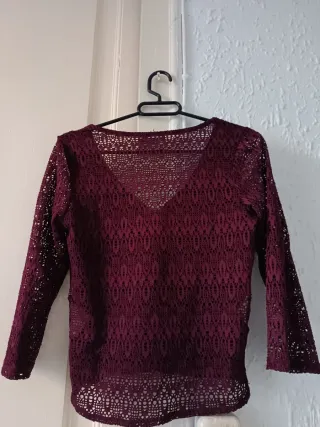 Camiseta encaje Bershka granate talla M