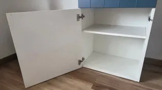 Estantería Ikea Besta azul y blanca.