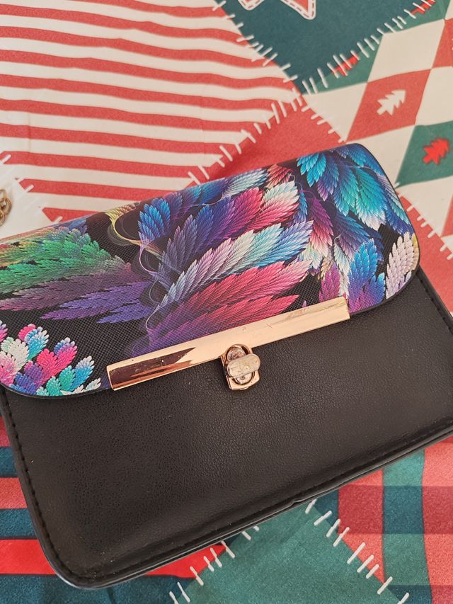 Bolso bandolera negro con estampado