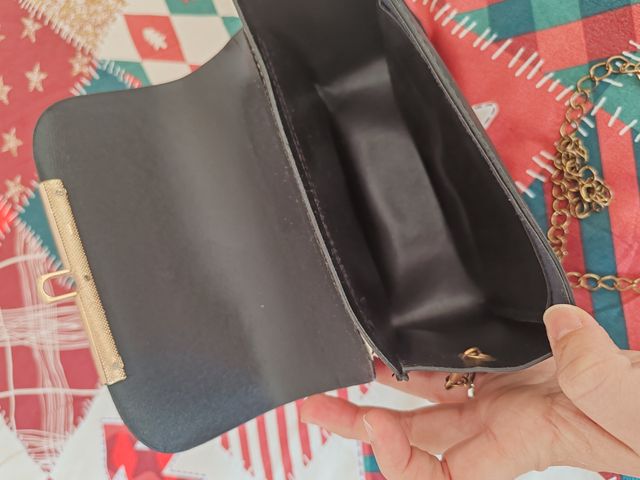 Bolso bandolera negro con estampado