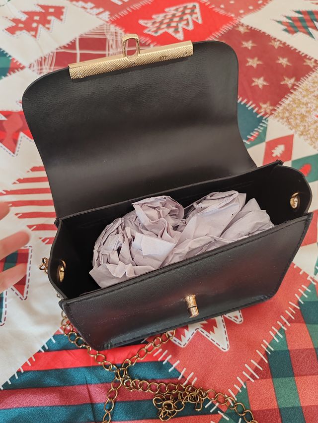 Bolso bandolera negro con estampado