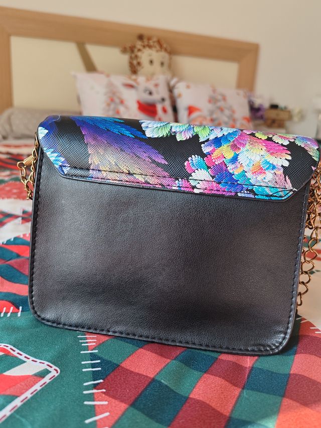 Bolso bandolera negro con estampado