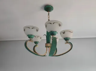 Lámpara de techo dorada y verde.Recoger