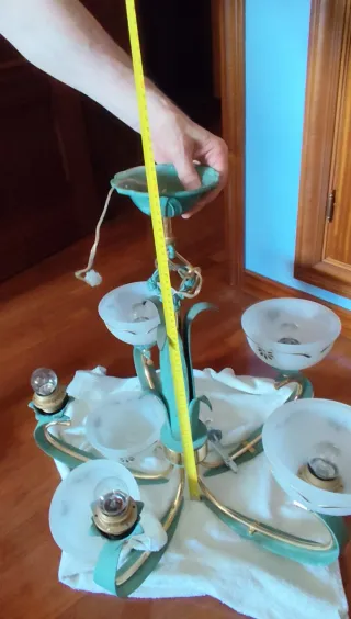 Lámpara de techo dorada y verde.Recoger