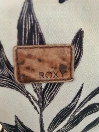 Mochila Roxy floral y base de ante