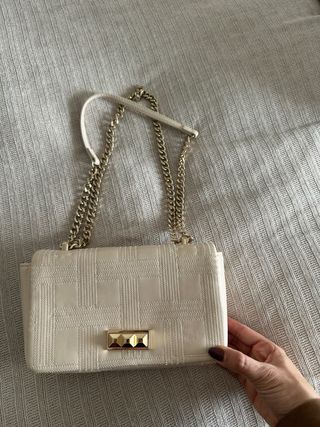 Bolso Zara blanco con cadena dorada