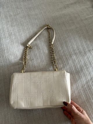 Bolso Zara blanco con cadena dorada