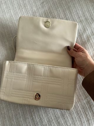Bolso Zara blanco con cadena dorada