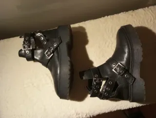 Botas negras con hebillas y cortes