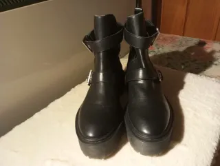 Botas negras con hebillas y cortes