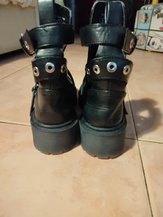 Botas negras con hebillas y cortes