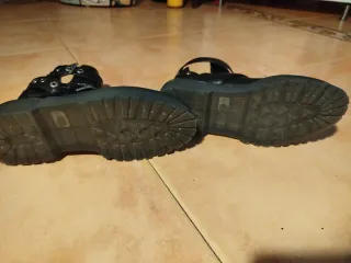 Botas negras con hebillas y cortes