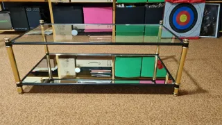 Mesa baja cristal y metal dorado