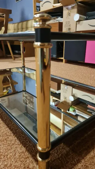 Mesa baja cristal y metal dorado