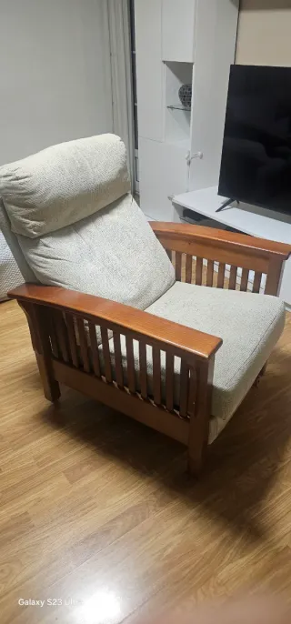 Sillón de madera maciza y tela beige