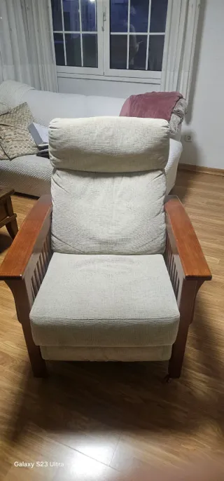 Sillón de madera maciza y tela beige