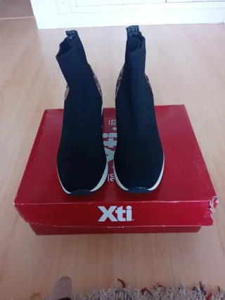 Botines Xti negros animal print