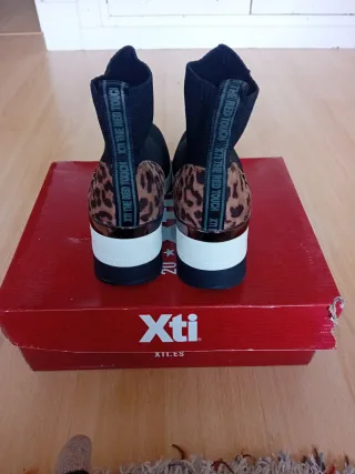 Botines Xti negros animal print