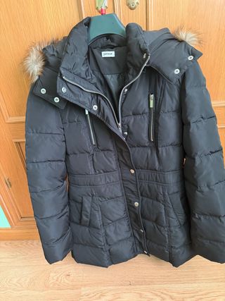 Parka negra con capucha y pelo