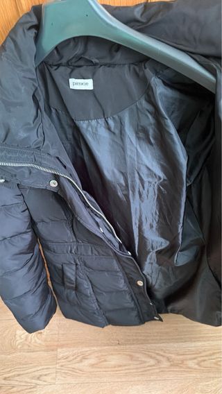 Parka negra con capucha y pelo