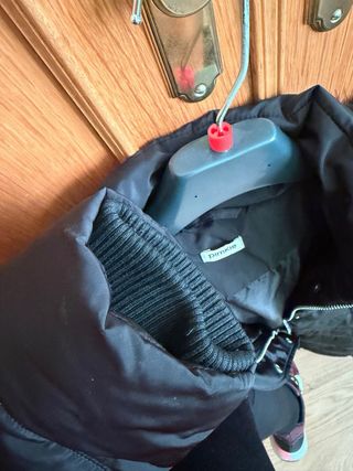 Parka negra con capucha y pelo