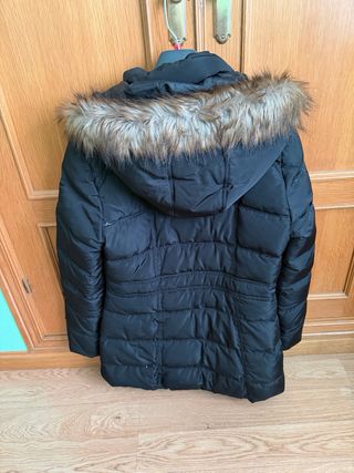 Parka negra con capucha y pelo