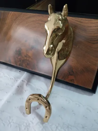 Perchero de pared con caballos y herraduras