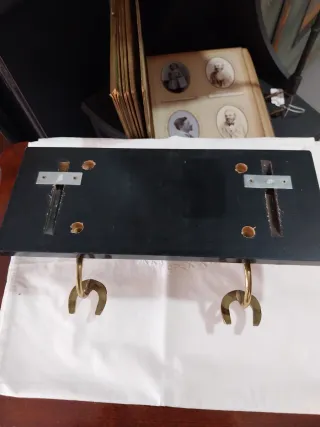 Perchero de pared con caballos y herraduras