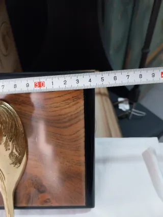 Perchero de pared con caballos y herraduras