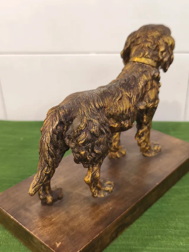 Scultura di cane in bronzo