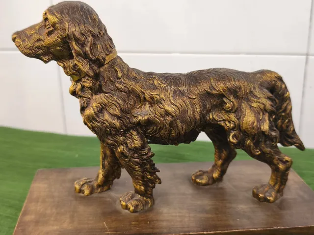 Scultura di cane in bronzo