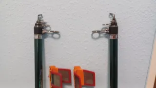 2 cañas de pescar , dos carretes y dos soportes