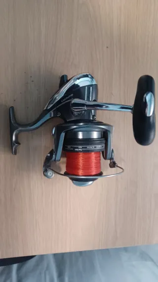 2 cañas de pescar , dos carretes y dos soportes