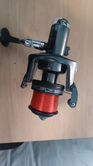 2 cañas de pescar , dos carretes y dos soportes