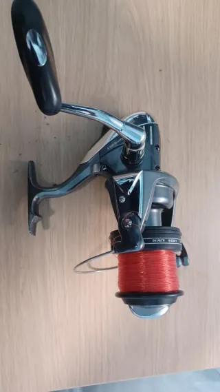 2 cañas de pescar , dos carretes y dos soportes