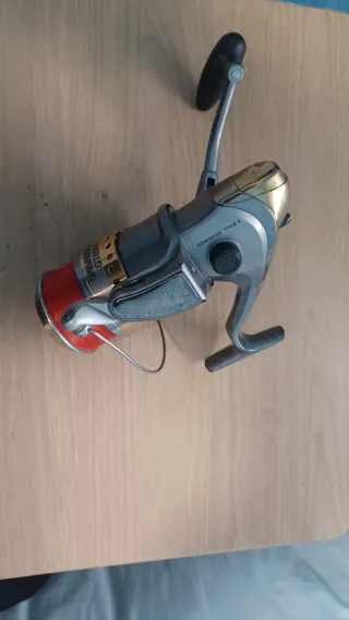 2 cañas de pescar , dos carretes y dos soportes