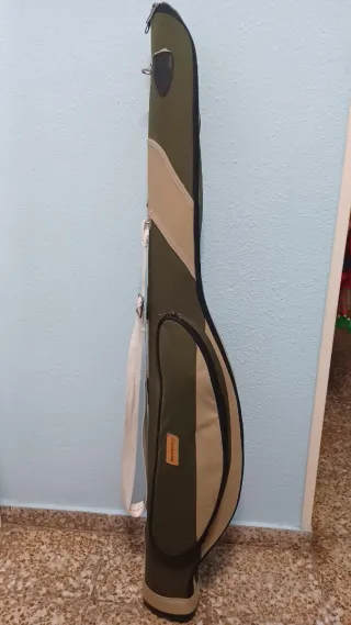 2 cañas de pescar , dos carretes y dos soportes