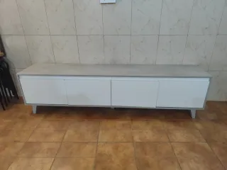 Mueble TV salón gris y blanco