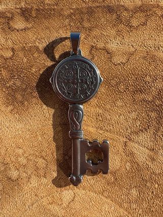 Colgante Llave San Benito Acero