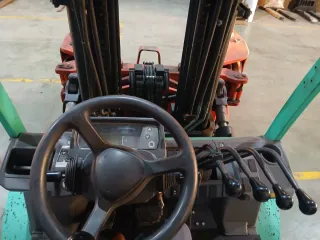 5.500KG Carretilla elevadora Diesel con pinzas..