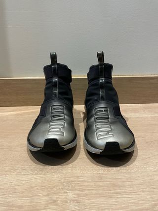 Zapatillas Puma Negras y Plateadas