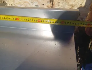 Mueble metálico con puertas