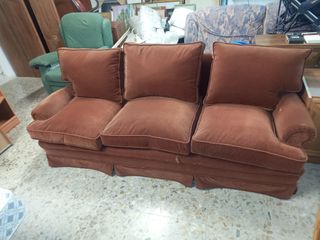 Sofá 3 plazas terciopelo marrón.