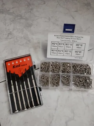 Caja de tornillos métricos y destornilladores