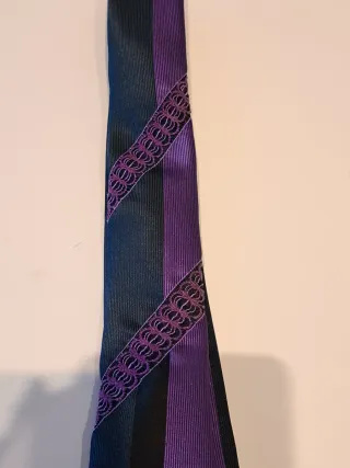 Corbata de caballero negra y morada