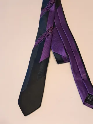 Corbata de caballero negra y morada