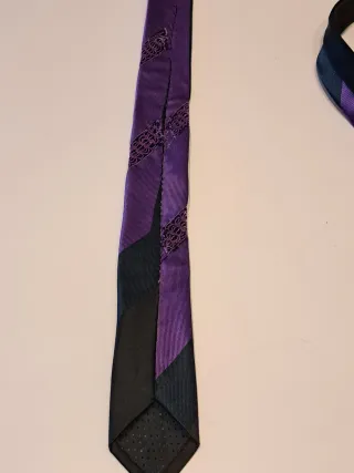 Corbata de caballero negra y morada