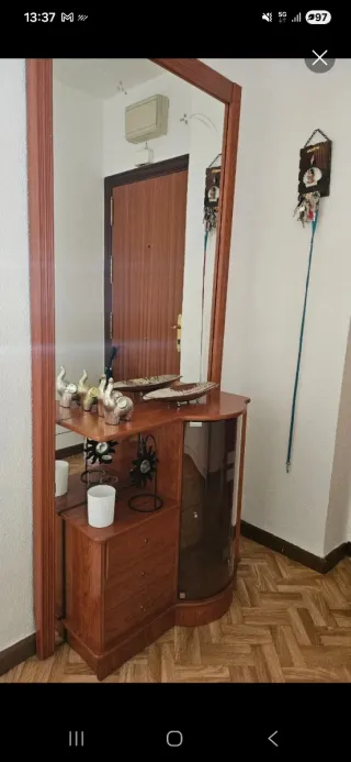 Recibidor de madera con espejo